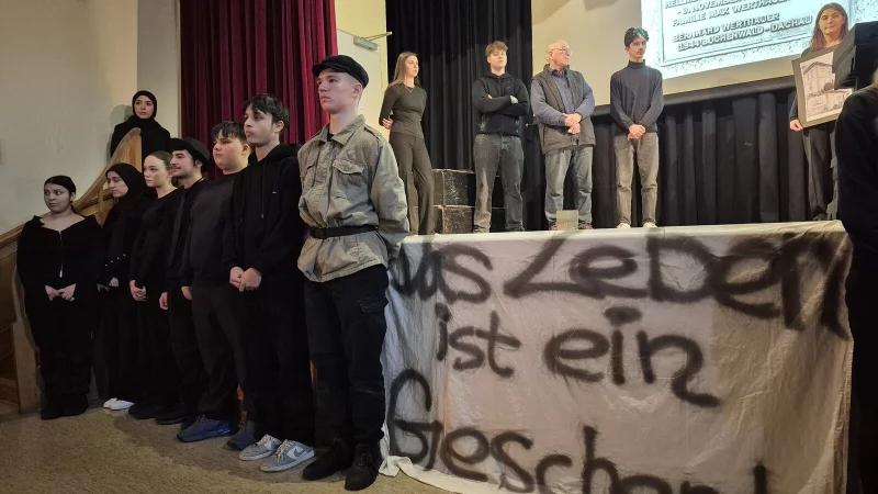 Gemeinsam mit Pfarrer i.R. Martin Hankemeier haben sich die Sch&uuml;lerinnen und Sch&uuml;ler auf Spurensuche begeben, um die Familiengeschichte von Familie Werthauer greifbar zu machen. - &copy; Lorraine Brinkmann