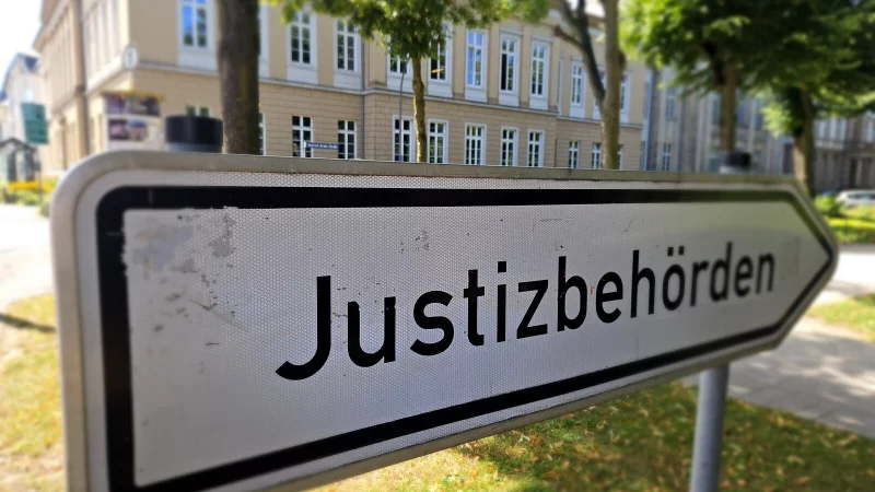 Ein Leser hat durch seine Beschwerde aufgedeckt, dass es eine Homepage vom Justizzentrum in Detmold gibt, die offenbar niemand mehr betreut hatte - inklusiver falscher Telefonnummer. Jetzt wird die Seite abgeschaltet. - © Janet König