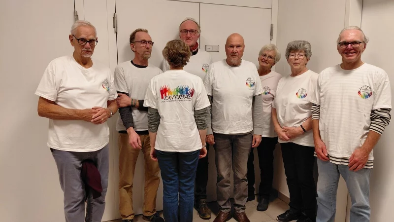 Zur konstituierenden Sitzung des Rates kamen einige der Mitglieder in ihren T-Shirts. - &copy; Fotorechte: Demokratieb&uuml;ndnis