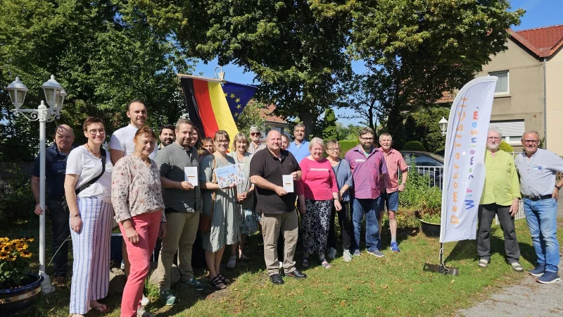 Ein breites B&uuml;ndnis von Initiativen und Wahlkreiskandidaten steht bei "DemokraTisch" auch im Repair Caf&eacute; Rede und Antwort. - &copy; Astrid Sewing