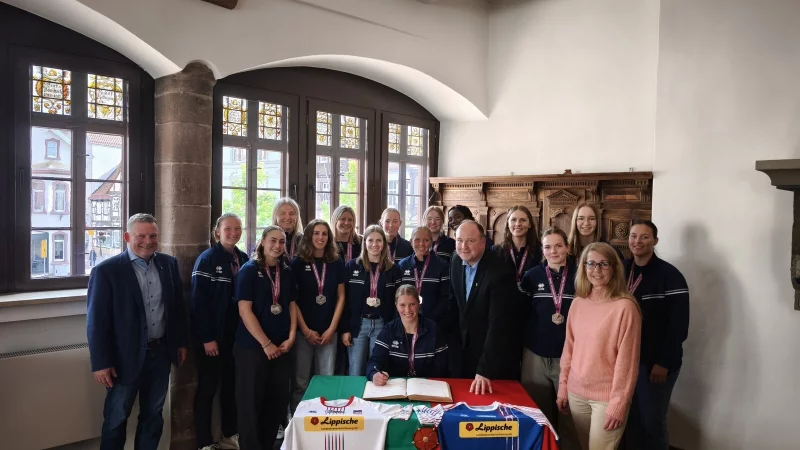 Kleine Feierstunde im Rathaus: Die frisch gebackenen Vizemeisterinnen durften sich im Ratssaal im Goldenen Buch der Stadt verewigen, mit dabei neben dem Hausherrn auch Sportausschussvorsitzender Thorsten Klatt van Eupen (SPD, links) und Ratsfrau Susanne Kleemann (CDU, 2. von rechts). - &copy; Stadt Blomberg