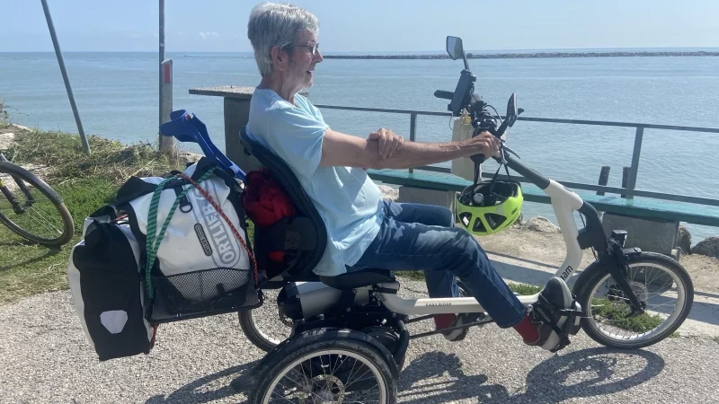 Dieter Begemann sitzt auf seinem Easy Rider und schaut aufs Wasser. - &copy; privat