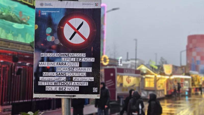 Der Slogan "Besser ohne Messer" ist f&uuml;r die Plakate zur Kampagne auf Arabisch, Persisch, T&uuml;rkisch, Rum&auml;nisch, Serbisch, Polnisch, Englisch und Franz&ouml;sisch &uuml;bersetzt worden. Im Jahr 2024 startete die Kampagne erstmals - dieses Jahr wird es sie wiedergeben. - &copy; Janet K&ouml;nig