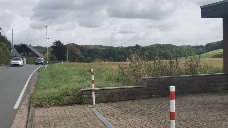 Auf dieser freien Fl&auml;che an der F&uuml;tiger Stra&szlig;e in Almena will Edeka einen "Nah-und-gut"-Markt bauen. - &copy; Sylvia Frevert