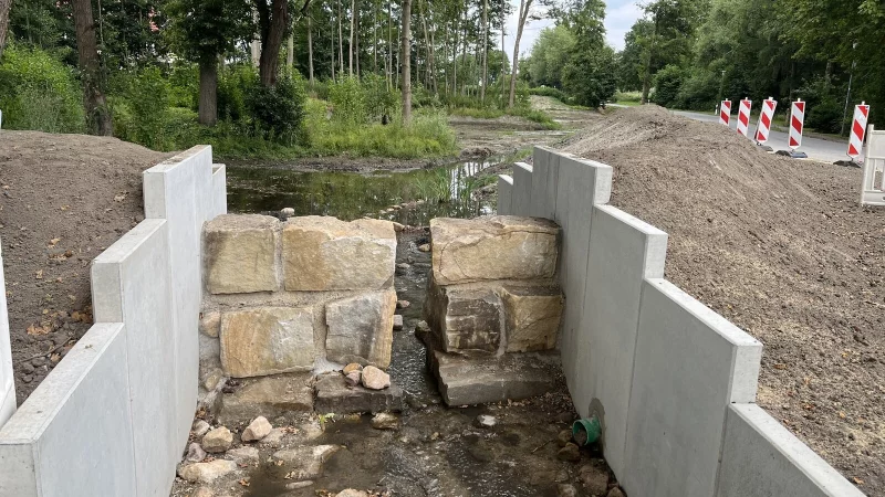 Die Großprofilrinne im Bereich Altdorfer Straße/Wienkampsweg ist gesetzt. - © Stadt Lage