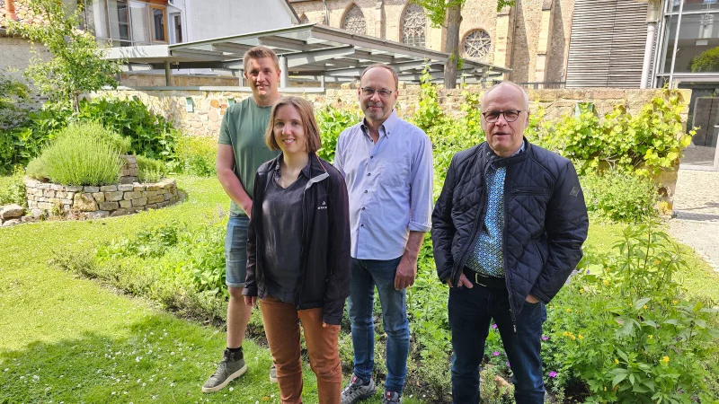 Laden zum Gartenwettbewerb: Hendrik Wolter von den St&auml;dtischen Betrieben Lemgo, Klimaschutzbeauftragte Ronja Post, Dietmar Lerche vom Nabu und Wolfgang
Caspersmeier vom BUND (von links). - &copy; Stadt Lemgo