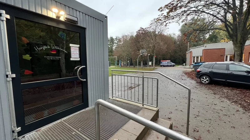 Zwischen den Grundschulcontainern und dem Jugendzentrum verl&auml;uft auch ein beliebter Wander- und Spazierweg. Darum bleiben jetzt beide Geb&auml;ude w&auml;hrend der Schulzeit abgeschlossen. Sch&uuml;ler bekommen einen Schl&uuml;ssel f&uuml;r den Gang zur Toilette. - &copy; Seda Hagemann