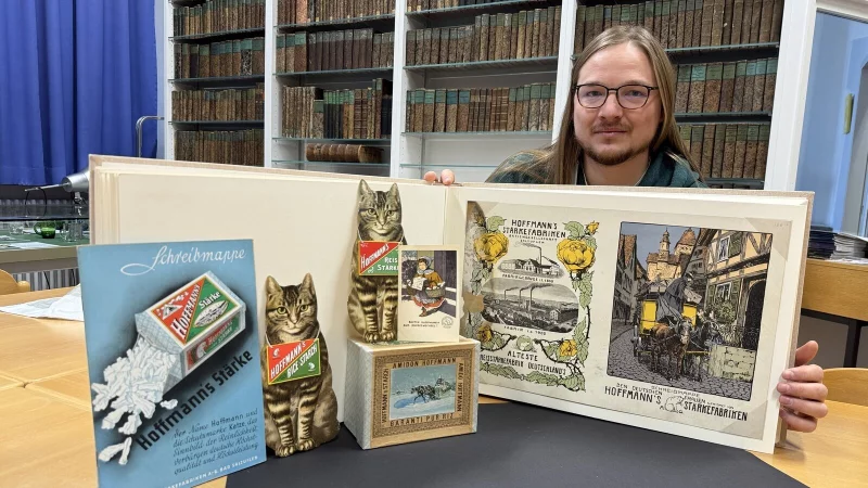 Lukas Tuschewitzki vom Stadtarchiv Bad Salzuflen zeigt die Artefakte aus der Sammlung. - &copy; Sven Kienscherf