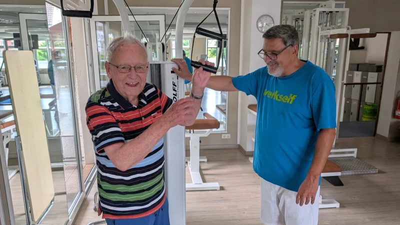 Heinz M&uuml;hlmeister (links) aus Lage in "seinem" Fitnessstudio. Nachdem ihn vor f&uuml;nf Jahren ein schwerer Bandscheibenvorfall ereilte, meldete er sich hier zum Reha-Sport an - und blieb dabei. Mitarbeiter Werner Kr&uuml;ger unterst&uuml;tzt bei der richtigen Ausf&uuml;hrung der &Uuml;bungen. - &copy; Annika Langhagel