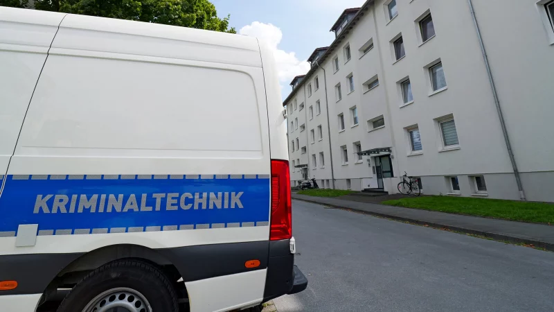 Eine Mordkommission ermittelt wegen eines T&ouml;tungsdelikts in Paderborn-Elsen. Am Montag war die Kriminaltechnik zur Spurensicherung am Tatort. - &copy; Ralph Meyer