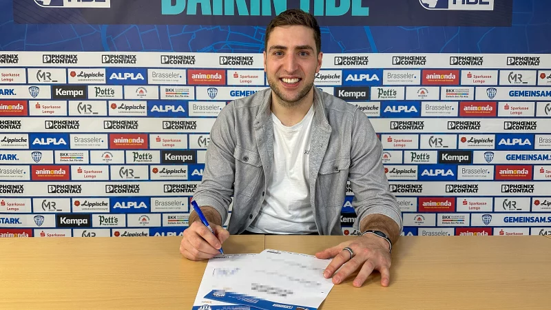 Domenico Ebner unterschreibt seinen Zweijahresvertrag beim TBV. - &copy; TBV Lemgo Lippe
