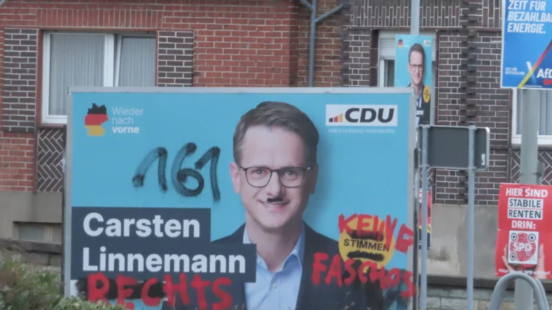 Im Kreis Paderborn wurde Anfang des Jahres ein Wahlplakat der CDU mit linksextremen Parolen und Symbolen beschmiert. Auch bei der anstehenden Kommunalwahl in NRW sind solche Taten laut Sicherheitsbehörden zu erwarten. - © Archivbild: Markus Freckmann