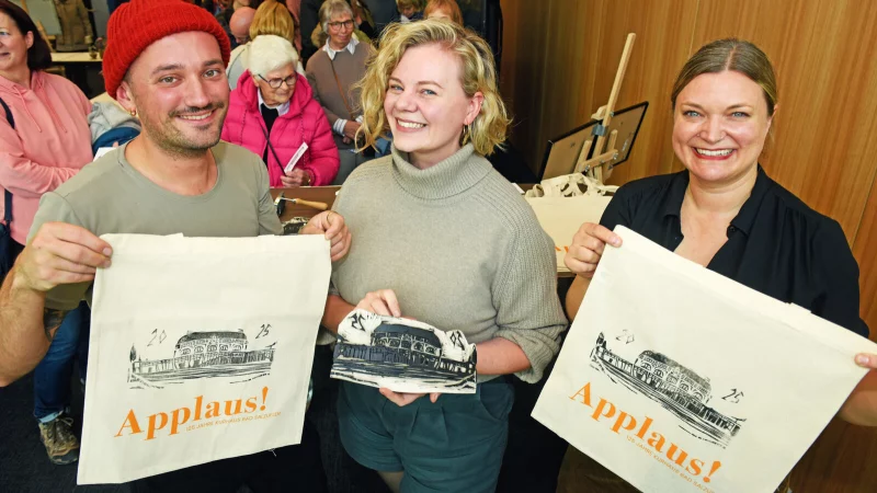 Bedrucken Taschen zur Kurhaus-Sonderausstellung: (von links) Christopher Busche, Celia Kaspar und Sonja Beinlich. - &copy; Nicole Ellerbrake