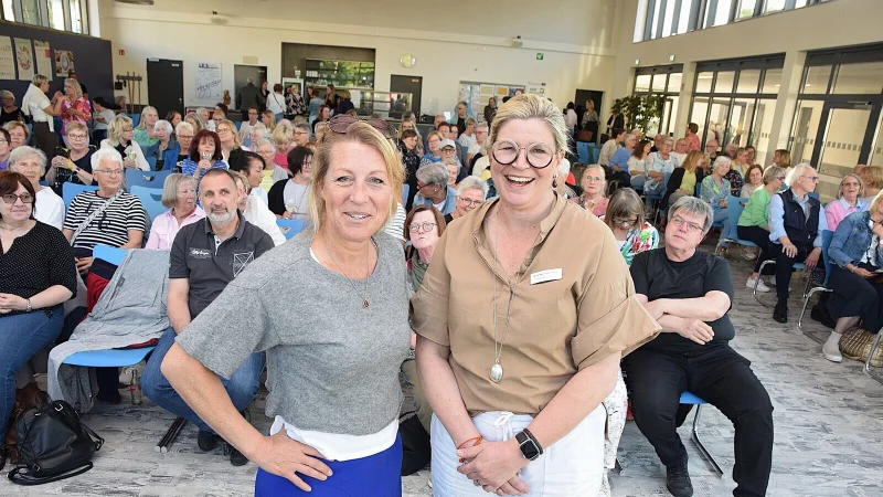 Cerrin Wehrmann-Ristau (rechts) von der Buchhandlung Blume begr&uuml;&szlig;t Autorin Anne Gesthuysen in der Mensa der Heinz-Sielmann-Schule. 220 G&auml;ste, in der ganz &uuml;berwiegenden Mehrheit Frauen, warten dort gespannt auf die Lesung. Foto: Karin Prignitz - &copy; Karin Prignitz