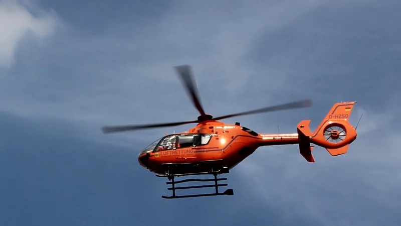 Ein Rettungshubschrauber bringt den Teenager in ein Krankenhaus. - &copy; Symbolbild: Pixabay