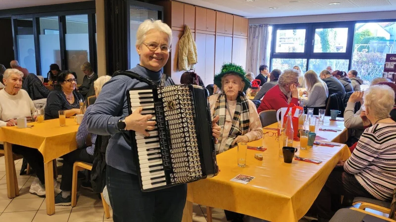 Claudia Albri unterh&auml;lt die G&auml;ste beim Sozialen Mittagstisch mit dem Akkordeon. - &copy; Katrin Kantelberg
