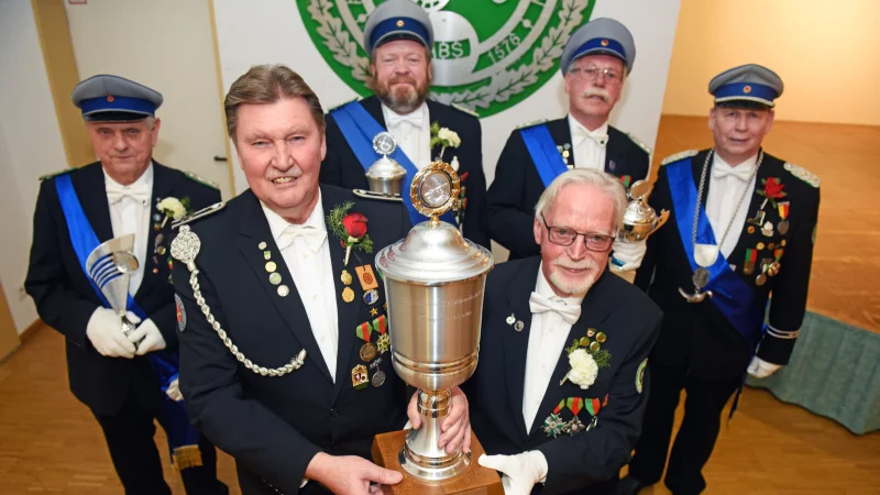 Sch&uuml;tzen freuen sich &uuml;ber neuen Pokal: (von links) Hermann Wallbaum, J&uuml;rgen Berghahn, Dirk Tappe, Karl-Heinz Weber (Stifter des neuen Pokals), Rolf Zimmermann und Oberst Peter Begemann - &copy; Nicole Ellerbrake