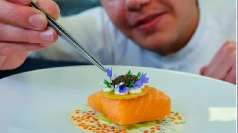 Stephan Krogmann bereitet gerade einen Teller mit Lachs vor. - © Wilde