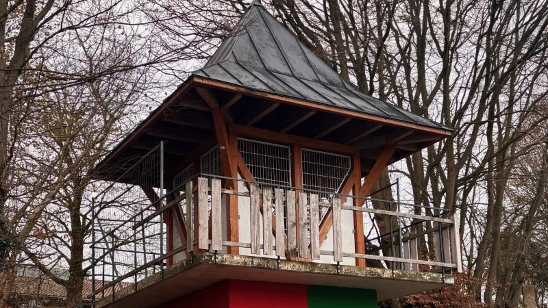 Der Turm diente einst als Zugang zur AWO-Kita Rasselbande. Laut Verwaltung ist er heute zu bauf&auml;llig und rei&szlig;e Personen zu gef&auml;hrliche Kletteraktionen hin. - &copy; Stadt Blomberg