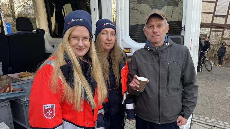 Jakob hat keine eigene Wohnung mehr und wei&szlig; den ehrenamtlichen Einsatz von Stephanie Wagner (links) sowie Andrea Z&ouml;rnig sehr zu sch&auml;tzen. - &copy; Sandra Castrup