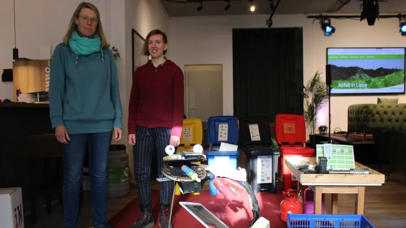 Henrike Sieker (links) vom Abfallwirtschaftsverband Lippe und Ronja Post, Klimaschutzbeauftragte der Stadt Lemgo. - © Kyrill von Matuschka