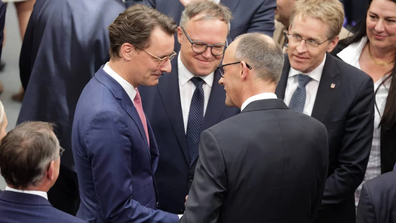NRW-Ministerpr&auml;sident Hendrik W&uuml;st (l.) und Bundeskanzler Friedrich Merz (beide CDU) verbindet ein nicht ganz spannungsfreies Verh&auml;ltnis. - &copy; imago/Jens Schicke