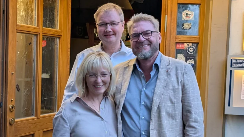 Peter Heepmann (rechts) mit seiner Frau Christina und seinem Wahlkampfmanager Volker Neuh&ouml;fer. - &copy; Gunter Held