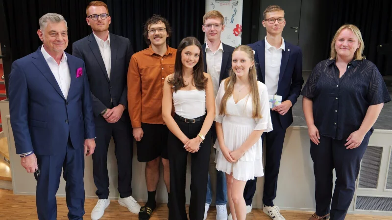 Auszeichnung für soziales Engagement und Abitur mit Traumnoten. Mit Uwe Fauck, Lehrer Björn Grohn, Simeon Nathanael Türling (1,2), Eve Alison Wewior (1,1), Henrik Wöbel (1,0), Karina Usmanova, Paul Luiz Follmann (1,2) und Lehrerin Lea Freff (von links). - © Thomas Krügler