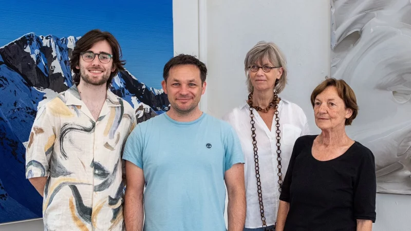 Die Vorsitzende der Lippischen Gesellschaft f&uuml;r Kunst, Sigrid Verlemann-M&uuml;ller (2. von rechts), mit ihrer Vorg&auml;ngerin Almut Schmersahl sowie Cellist Artei Theotonio (links) und Maler Felix Rehfeld bei einer Ausstellungser&ouml;ffnung im Juli. - &copy; Raphael Bartling