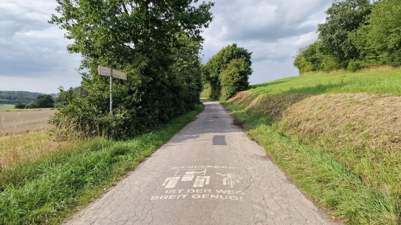 Hier beim Runenweg n&ouml;rdlich von Bavenhausen startet der Wirtschaftsweg, den SPD und Gr&uuml;ne sanieren wollen. - &copy; Nadine Uphoff