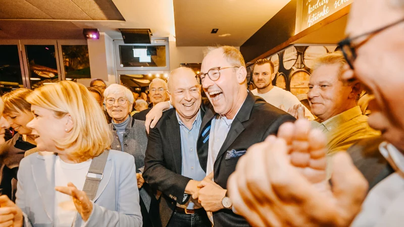 Wahlsieger in Paderborn: Stefan-Oliver Strate l&auml;sst sich von seinen CDU-Kollegen feiern. - &copy; BESIM MAZHIQI