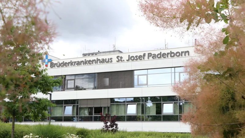 Im Brüderkrankenhaus St. Josef soll der Jugendliche seinem Vater bei einer OP assistiert haben. - © Holger Kosbab