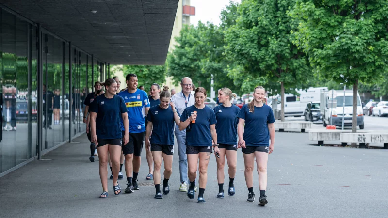 Vor dem Spiel gegen Dijon beim Final Four drehte das HSG-Team, hier mit (von links) Lisa Frey, Physiotherapeut Fabian Reinsberger, Alexia Hauf, Beiratsvorsitzender Jens Genge, Lisa Rajes, Laura Rüffieux und Melanie Veith, noch eine Runde um dem Sportpark in Graz. - © Timon Peters