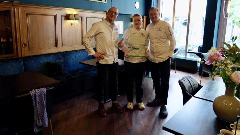 Arnaud Brun, die Tellertalent-Siegerin Anna Paulina Schmitz und Jan Diekjobst (von links). - © Felix-Fechenbach-Berufskolleg