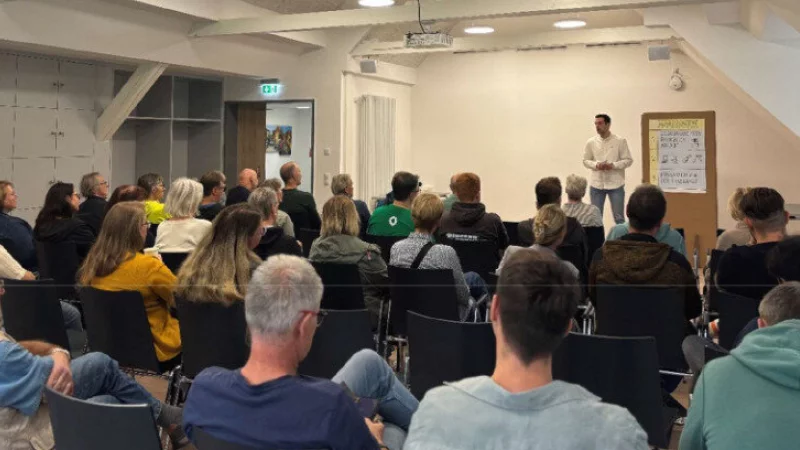 Im Haus des Gastes ist das Interesse an der Heimatkonferenz sehr gro&szlig;. In Gruppen werden Ideen gesammelt und Projekte vorgeschlagen. Einige werden bereits umgesetzt. - &copy; Fotorechte: Leben in H&ouml;rste