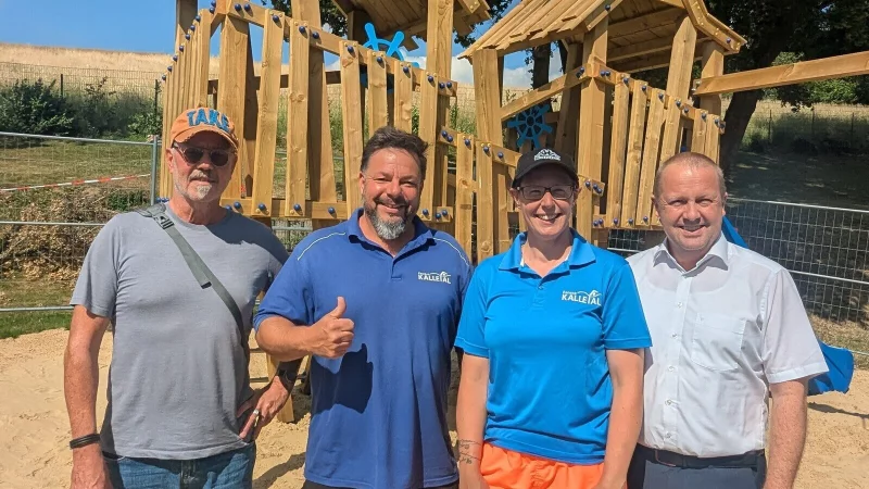 Freuen sich über die neue Spielturm-Landschaft im Freibad Kalletal: Der Vorsitzende des Freibadvereins, Uwe Kahmann (von links), das Freibad-Team mit Markus Burmester und Denise Högel sowie Bürgermeister Mario Hecker. - © Gemeinde Kalletal