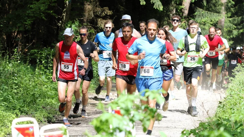 Der zu diesem Zeitpunkt F&uuml;hrende ist dem Feld kurz nach dem Start des Halbmarathons schon davongelaufen. - &copy; Oliver K&ouml;nig