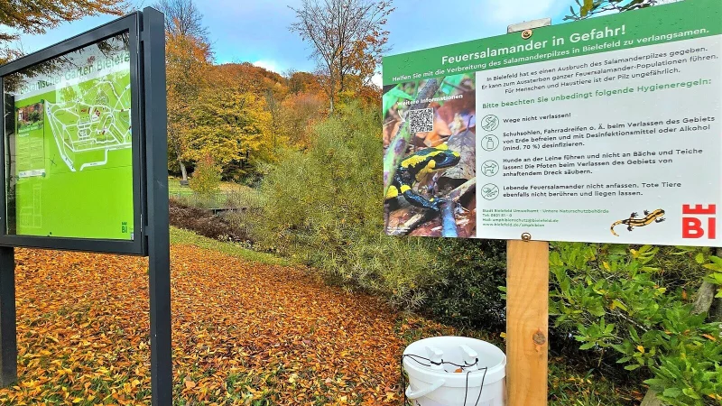 Schilder und Desinfektionseimer mit Spray stehen am Botanischen Garten - die Stadt bittet um Beachtung. - &copy; Kurt Ehmke