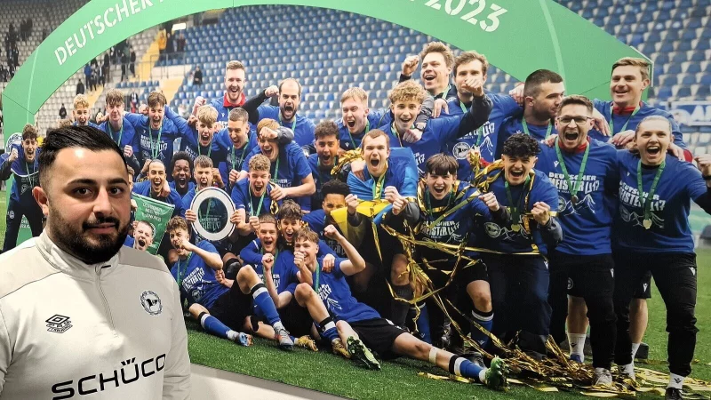 Nujin Hassan ist sehr erfolgsorientiert, hier steht er vor einem Bild, das Arminias U17-Meister zeigt. - &copy; Oliver K&ouml;nig
