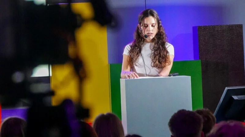 Elena Entrup hinterfragt mit „Körperpoesie“ gesellschaftliche Schönheitsideale und stärkt die Sichtbarkeit von Menschen mit Behinderung. - © TH OWL