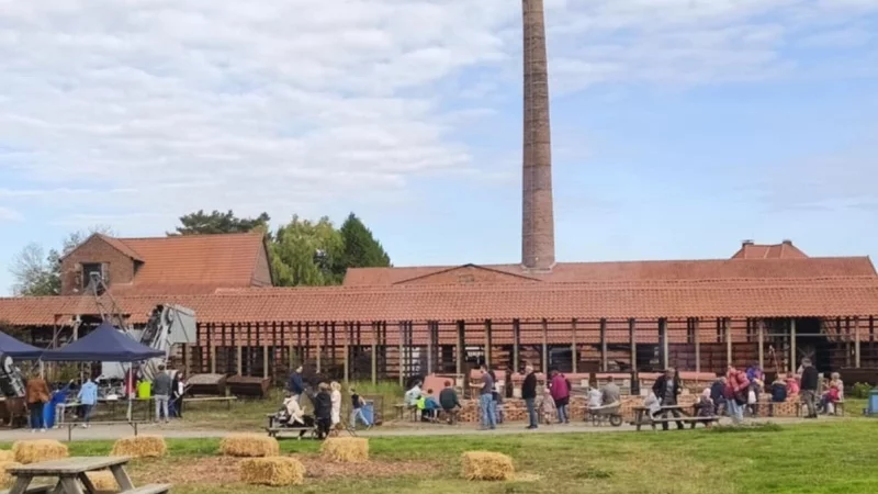 Analoge Gegenwart: Strohballen, Schornstein, Lagerfeuer - hier noch vormittags, am Ende kamen mehr als 2500 G&auml;ste zum Kartoffelfest. - &copy; Axel B&uuml;rger
