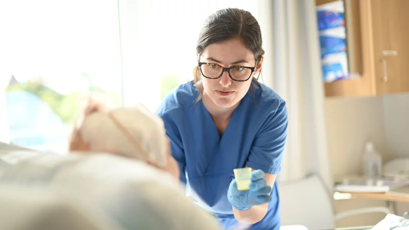 Viele lieben ihren Beruf in der Pflege, so auch Anika Wattenberg im EvKB. Doch dass die Agressionen zunehmen, das verärgert und enttäuscht die Helfer zunehmend. - © Mario Haase