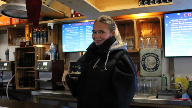 Aurika Hein verkauft am Gl&uuml;hwein-Stand der Cosmo Lounge Gl&uuml;hwein und viele weitere Hei&szlig;getr&auml;nke. - &copy; Raffael Giebel