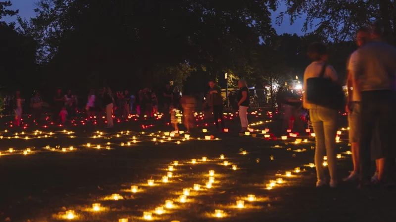 Die "Nacht der 10.000 Kerzen" lockt jedes Jahr zahlreiche Menschen in den Kurpark. - &copy; Nadja Jacke /Stadt Bad Salzuflen