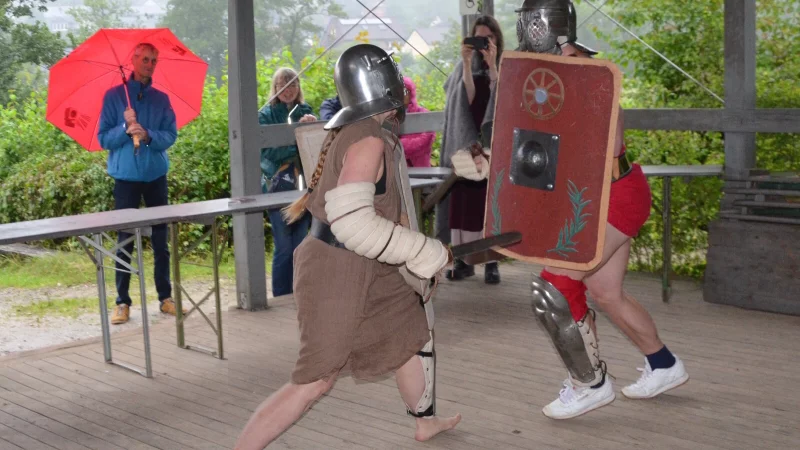 Gesch&uuml;tzt vor Regen k&auml;mpfen Lynx (Ju) und Aquila (Johann) im h&ouml;lzernen Pavillon des arch&auml;ologischen Freilichtmuseums gegeneinander. Sie schenken sich nichts und Johann, der sogar Deutscher Meister als Secutor ist, gewinnt nur knapp.?Foto: Sibylle Kemna - &copy; Sibylle Kemna