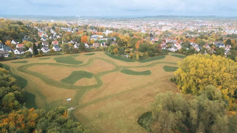 Auf dem K&ouml;nigsberg ist eine Fl&auml;che f&uuml;r einen B&uuml;rgerwald vorbereitet worden. Beim Blick von oben zeichnen sich bereits der Gras-Rundweg und Fl&auml;chen f&uuml;r die Bepflanzung ab. - &copy; Stadt Detmold