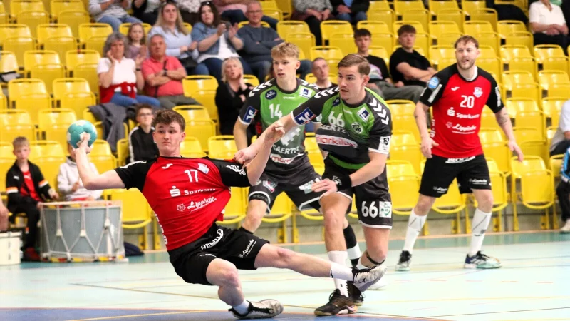 THL-Kreisl&auml;ufer Lars Bakker mit vollem Einsatz beim Spiel in der vergangenen Saison gegen den TV Emsdetten. - &copy; Oliver K&ouml;nig