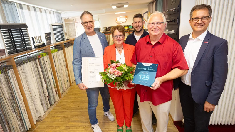 Für die Raumausstatter-Innung gratulierten Obermeister Dirk Lindemann (links) und Geschäftsführer Jens-Uwe Pape (rechts) und überbrachten Familie Kehde neben Glückwünschen eine Urkunde und eine Jubiläumsplakette. - © MDM/Kreishandwerkerschaft