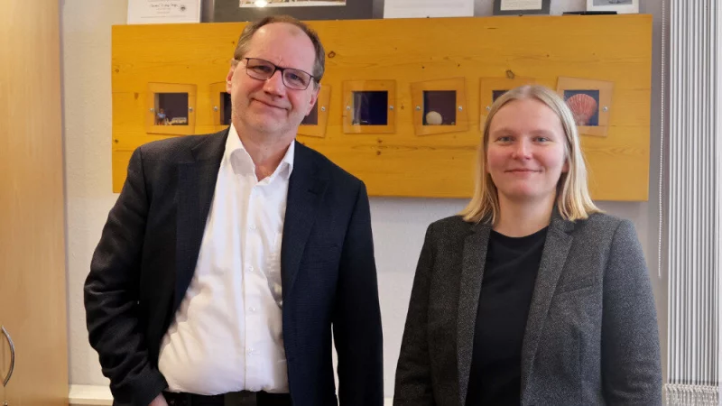 Hochschulrektor Prof. Dr. Thomas Grosse begr&uuml;&szlig;t die neue Professorin Anna Theresa Roth. - &copy; HfM Detmold/Plettenberg