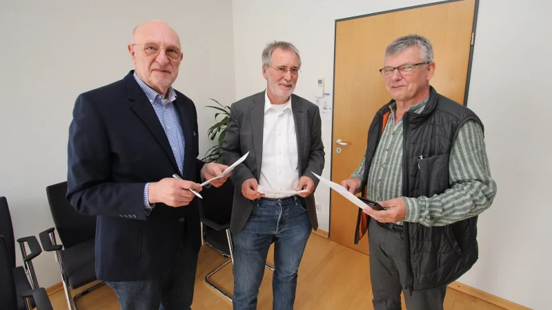 Die Initiatoren des zweiten Kalletaler B&uuml;rgerbegehrens sind dieselben wie beim ersten Mal (von links): Professor Dr. Rolf-Dieter Weege (von links), Udo Zippel und Professor Dr. Hans-J&uuml;rgen Danneel. - &copy; Jens Rademacher/Archivfoto
